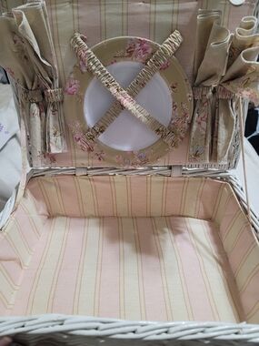 Very Rare‎ Rachel Ashwell Simply Shabby Chic Picnic Basket White Wicker Pink
